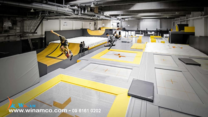 Indoor trampoline park model combined with skateboarding